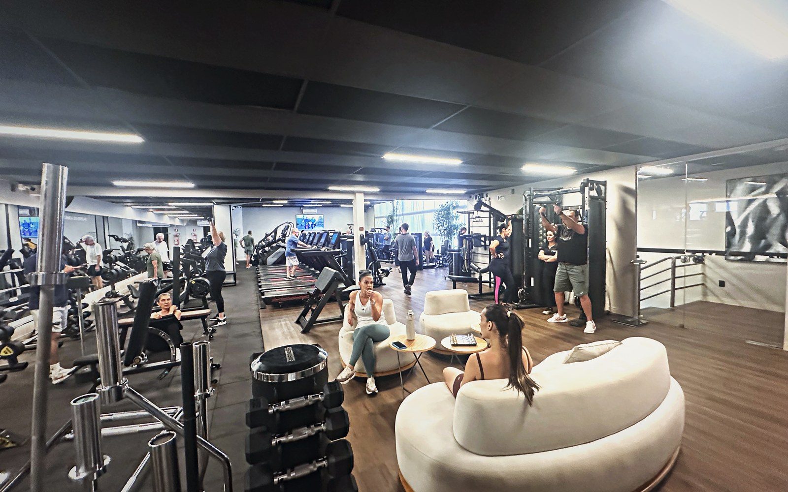 Sofás e mesas de apoio no meio da sala de musculação da Smith