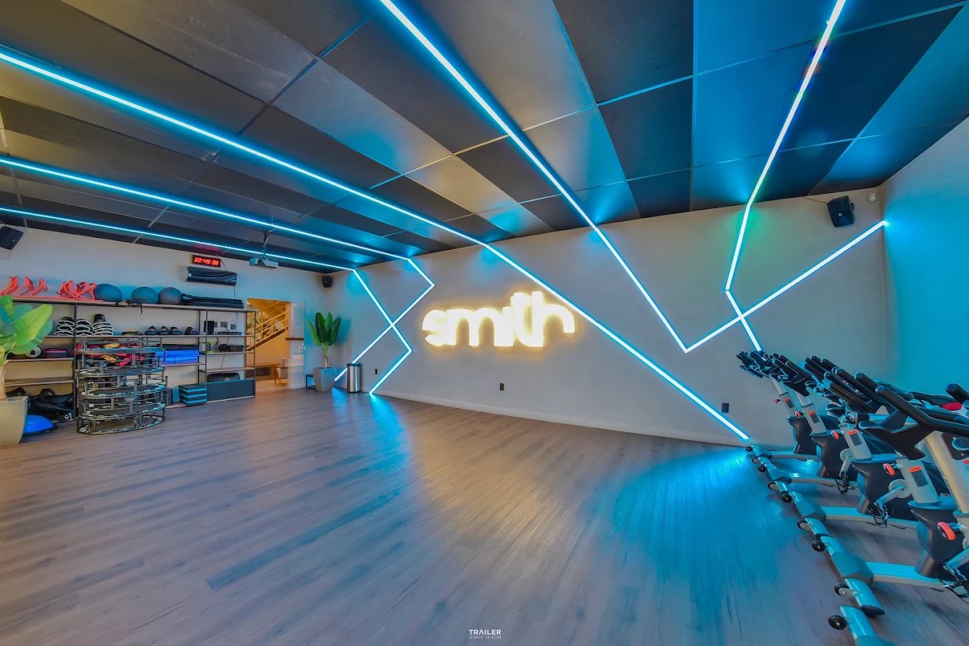 Sala de aulas coletivas da Smith, com bikes e iluminação de LED