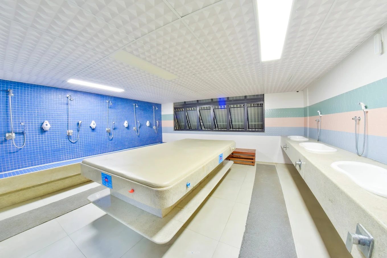 Vestiário da Smith com chuveiros, bancada e pias