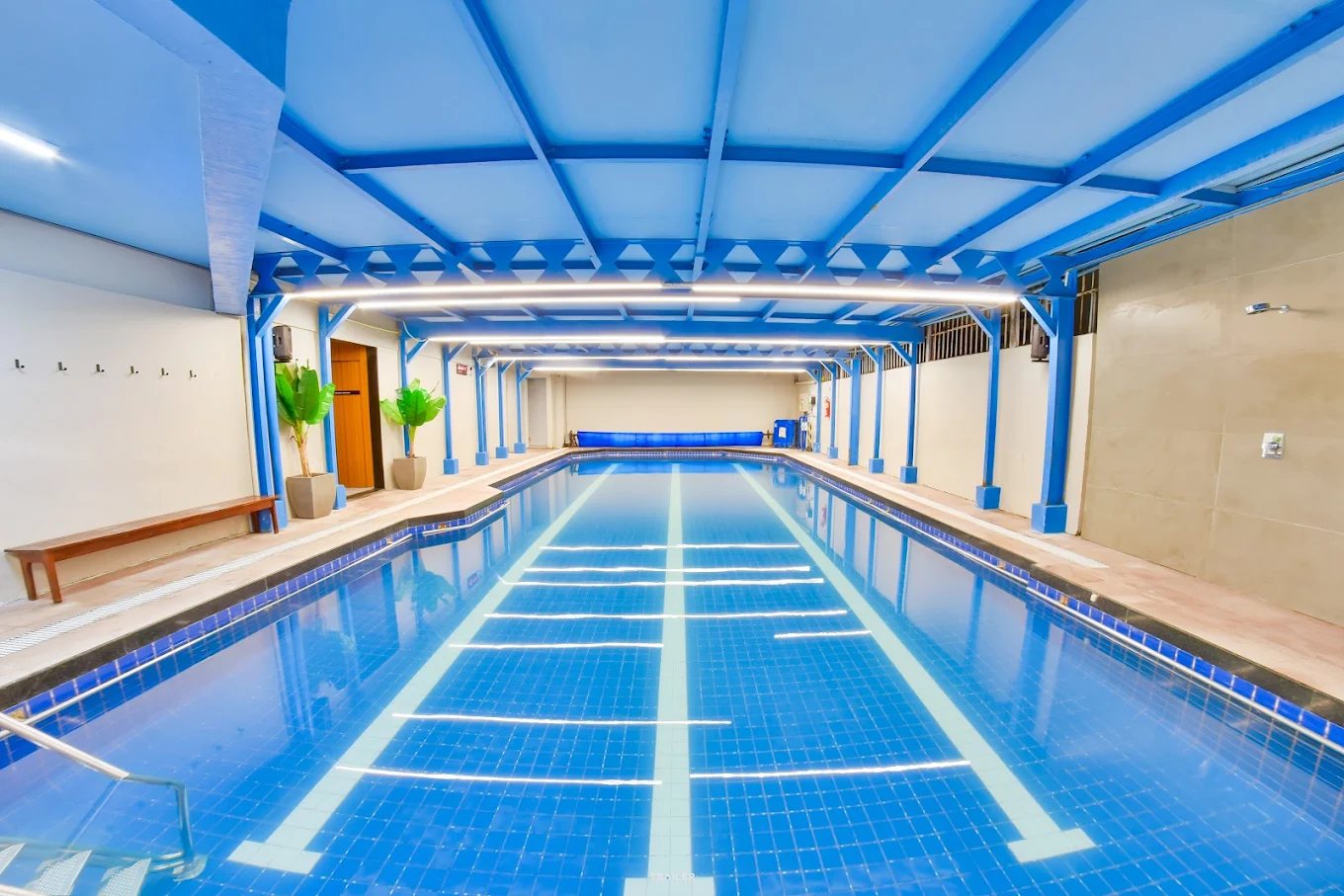 Piscina coberta, salinizada e aquecida da Smith, com raias demarcadas